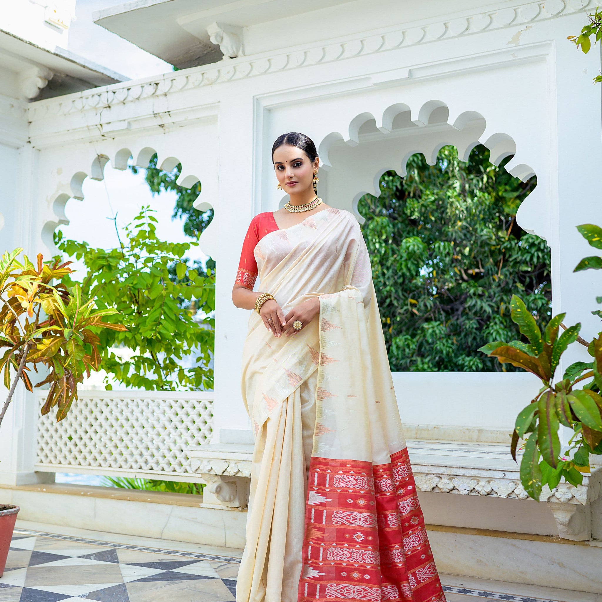 Floral Zari Weave Soft Tusser Silk Saree With Contrast Border Pallu And Blouse Piece BWV-2082